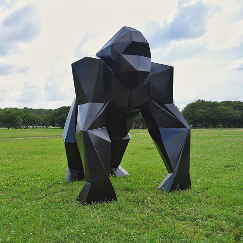 Полигональная скульптура горилла.